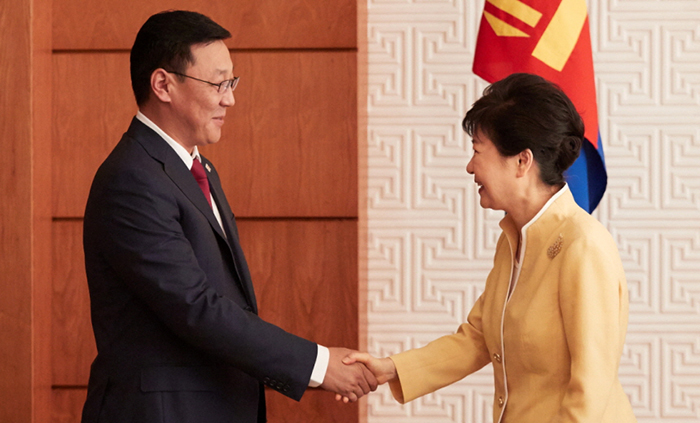 18日，韩国总统朴槿惠（右）会见了蒙古国总理额尔登巴特。
