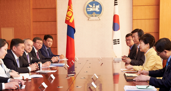 18日，韩国总统朴槿惠（右二）会见了蒙古国国家大呼拉尔主席米耶贡布•恩赫包勒德（左二）。