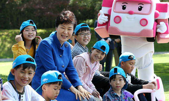 박근혜 대통령이 ‘어린이 날’을 맞은 5일 청와대 녹지원에서 초청된 어린이들과 함께 이야기를 나누며 웃고 있다. 