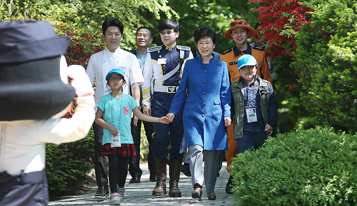 박근혜 대통령이 5일 초청된 어린이, 경찰관, 소방관, 요리사 등 직업체험 멘토들과 청와대 녹지원으로 들어서고 있다. 