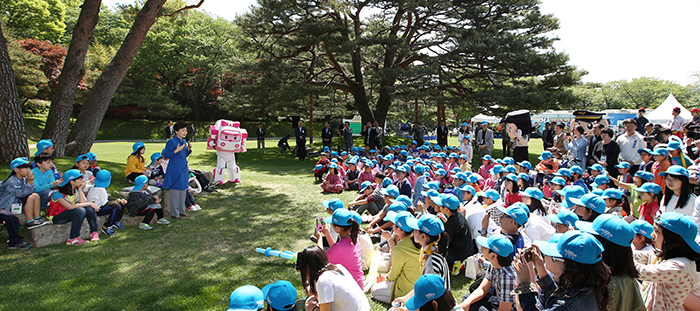 박근혜 대통령이 5일 청와대 녹지원에서 초청된 170여명의 어린이들에게 ‘꿈을 갖는다”라는 의미를 설명하고 있다. 