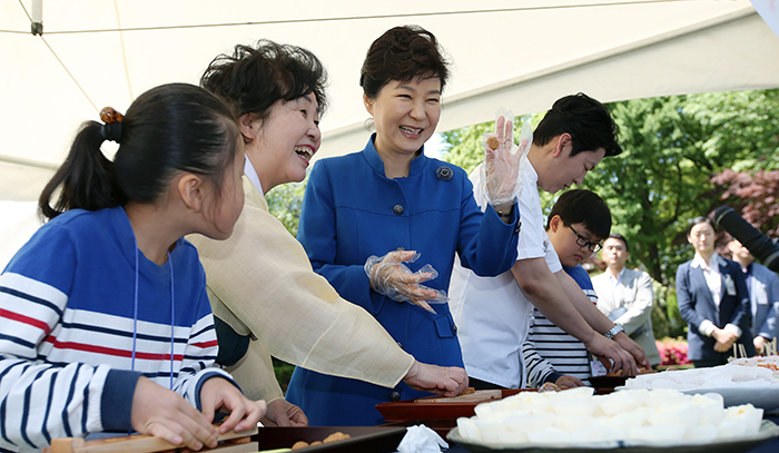 박근혜 대통령이 5일 요리사 체험부스에서 직접 만든 다식을 어린이들에게 보여주고 있다. 