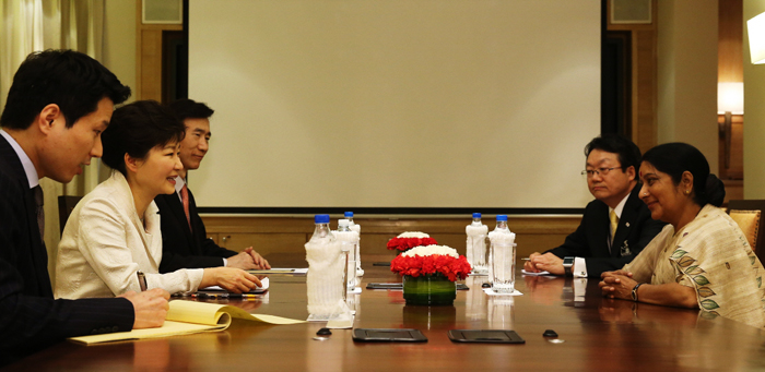 Korean President Park Geun-hye (left, center) holds talks with the lower house of parliament’s Opposition Leader Sushma Swaraj (right) during Park’s state visit to India on January 16. (Photo: Cheong Wa Dae)