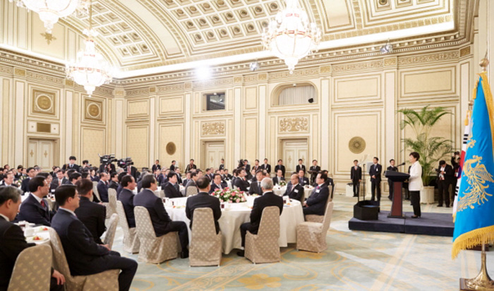 박근혜 대통령(오른쪽)이 2일 청와대에서 열린 신년인사회에서 인사하고 있다.