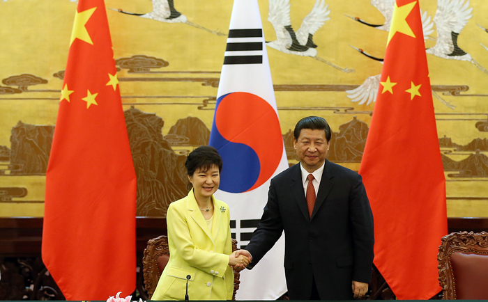 박근혜 대통령(왼쪽)과 시진핑 중국 주석이 지난해 6월 27일 북경에서 한중 정상회담을 갖고 악수하고 있다. (사진: 청와대)
