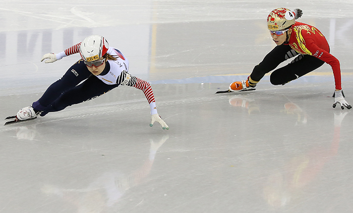 18日，在江陵冰上竞技场举行的“2016-17 KB ISU短道速滑世界杯”女子500米决赛中，韩国选手崔敏静（左）在冲刺。