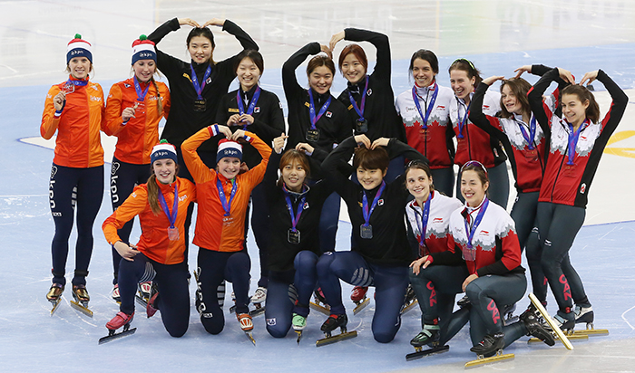 18日，在“2016-17 KB ISU短道速滑世界杯”女子3000米接力比赛中，夺得冠军的韩国代表队与荷兰（亚军）、加拿大（季军）队员合影留念。