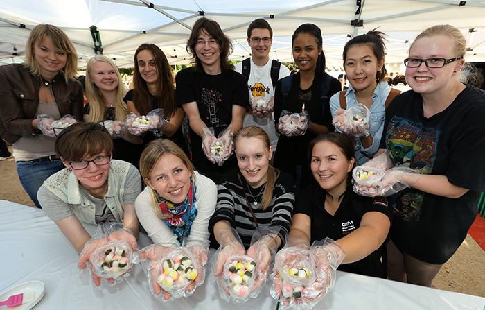 남산골 한옥마을에서 다음달 19일과 20일 열리는 ‘제9회 전통주와 전통음식의 만남축제’에서는 전통주와 안주를 주제로 한 다양한 전시와 시식, 체험, 강연 행사가 펼쳐진다. 사진은 운현궁에서 열린 전통음식 행사에서 직접 만든 떡을 선보이는 어린이들과 외국유학생들.