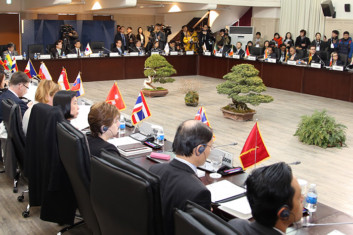 亚洲与欧洲的51个成员国文化部领导和国际机构代表将于22日至24日在韩国光州国立亚洲文化殿堂举行的“第七届ASEM文化部长会议”谋求合作方案。图为今年2月为准备“第七届ASEM文化部长会议”而召开的局长级会议(Senior Officials Meeting, SOM)。