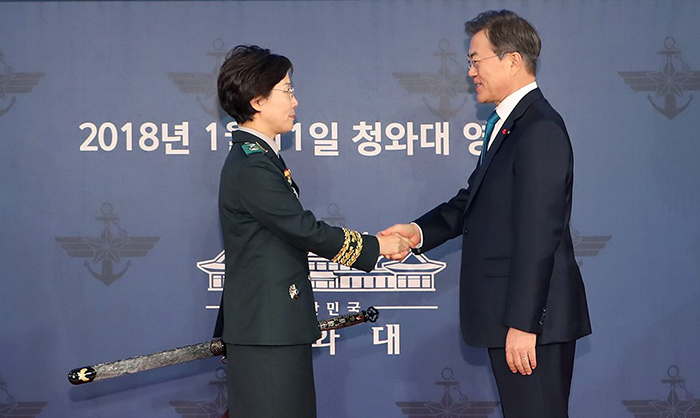 문재인 대통령이 11일 청와대 영빈관에서 권명옥 육군 준장에게 삼정검을 수여하고 있다. 대통령이 준장 진급자에게 삼정검을 수여한 것은 이번이 처음이다.