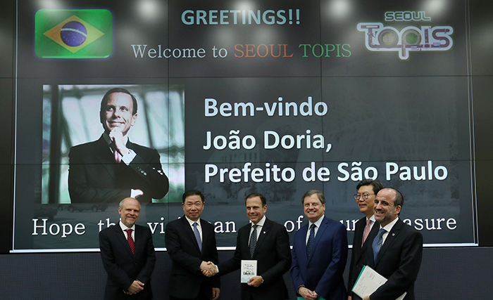 서울시 교통정보센터(TOPIS)를 방문한 주앙 도리아 상파울루 시장(왼쪽 세 번째) 일행이 13일 양윤계 서울시 교통정보과 주임, 김창범 서울시 국제관계대사와 기념촬영을 하며 환하게 웃고 있다.
