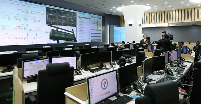 서울시 교통정보센터(TOPIS) 본부를 지난 13일 방문한 브라질을 대표하는 방송사 가운데 하나인 SBT의 뉴스프로그램 제작진이 서울의 도로교통시스템을 취재하고 있다.