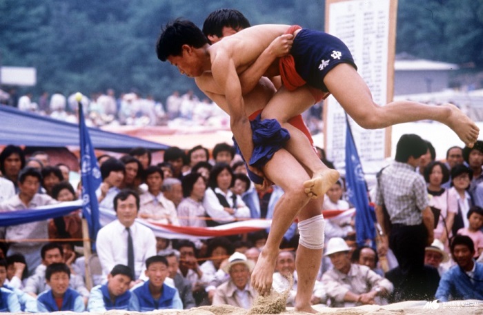 摔跤是端午代表性的男性民俗游戏。每逢阴历5月5日端午前后,在江原道江陵会举行被联合国教科文组织指定为人类口传及无形文化遗产的江陵端午祭,并开办大规模集市。