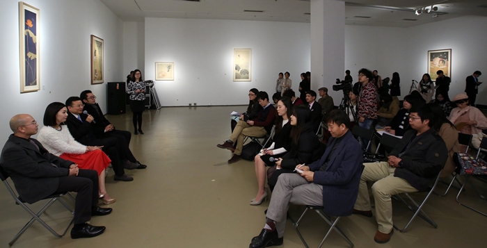 개막식에 앞서 전시회관계자들과 취재진들이 가진 기자간담회. 