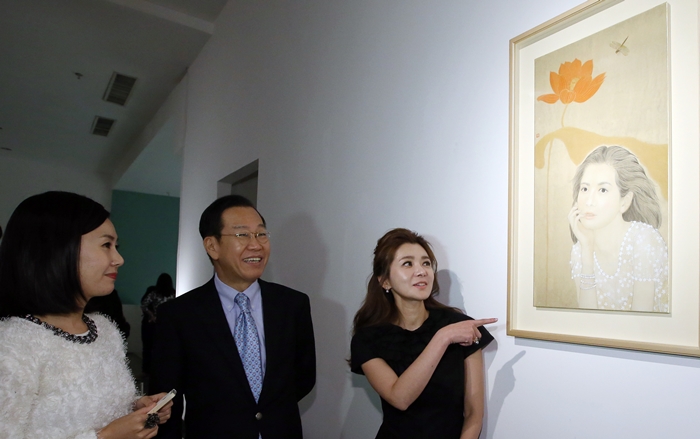 김현정 작가가 그린 자신의 초상화앞에서 영화배우 장서희씨(위 사진 오른쪽 및 아래사진)가 권영세 주중대사(가운데), 김현정 작가와 담소를 나누고 있다. “따뜻한 느낌이 들고 사실적인 이미지가 맘에 든다”고 소감을 밝혔다. 이 그림의 수익금은 소외된 이웃들에게 기부될 예정이다. 