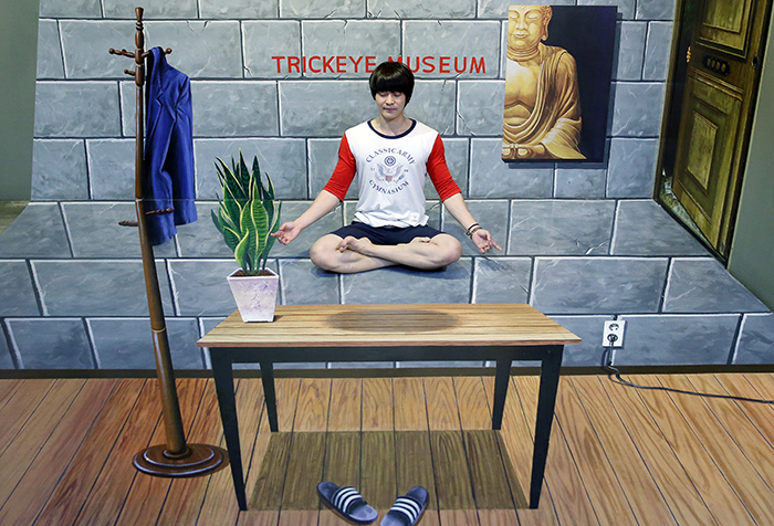 데이트 장소로 미술관을 찾은 정창민씨가 공중부양하는 그림을 배경으로 포즈를 취하고 있다. (사진: 전한)