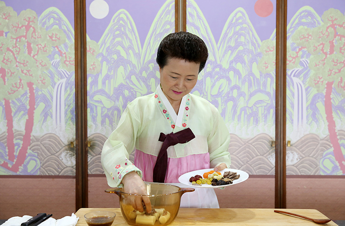 냄비에 흰 떡과 대추, 양념장②를 넣고 중불로 낮춰 13분 정도 끓인다.