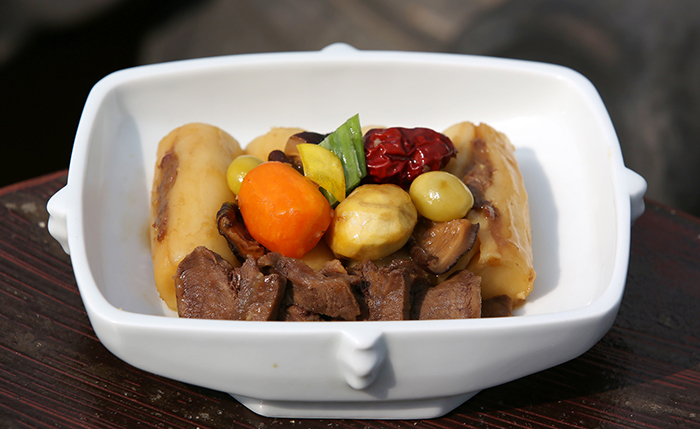 떡찜은 조선시대 궁중에서 즐기던 떡볶이로 흰 떡과 쇠고기와 각종 야채 등을 함께 넣고 간장에 조려 만든 음식이다. 옛날 주방의 상궁들이 고기를 먹고도 위장에 부담이 안 가는 음식으로 만들어 임금에게 올렸다.