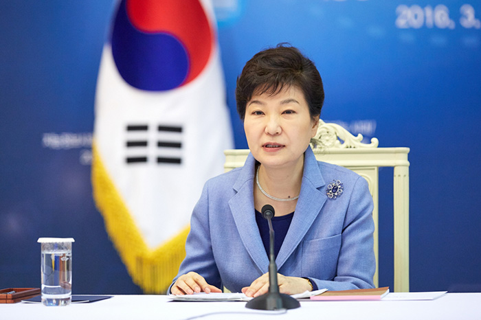 박근혜 대통령이 17일 청와대에서 열린 지능정보사회 민관합동 간담회에서 과학기술전략회의 신설을 발표하고 있다.