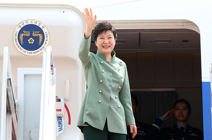 本月25日起，韩国总统朴槿惠将对非洲埃塞俄比亚、乌干达、肯尼亚等国进行国事访问，6月1日至4日将进行对法国的国事访问。此次出访非洲的意义在于，给以6大洲为对象的首脑外交画上一个圆满的句号。
