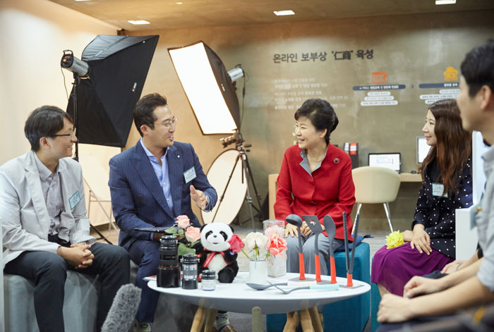박근혜 대통령(오른쪽 세 번째)이 인천 혁신센터에서 보부상 창업자 등과 담소를 나누고 있다.