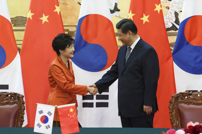박근혜 대통령이 다음달 초 중국을 방문, 3일 베이징에서 열리는 전승 70주년 기념행사에 참석한다. 사진은 지난 해 11월 청와대에서 한중 정상회담을 가진 박 대통령과 시진핑 주석.
