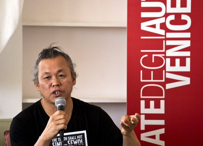 김기덕 감독이 제71회 베니스국제영화제 기간 중 지난달 8월 27일에 열린 기자회견에서 영화 ‘일대일’에 대해 설명하고 있다. (사진: 연합뉴스)