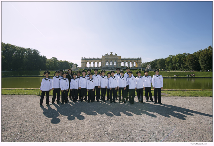 빈 소년 합창단원들과 함께 기념촬영을 가진 지휘자 김보미 (사진: 크레디아)