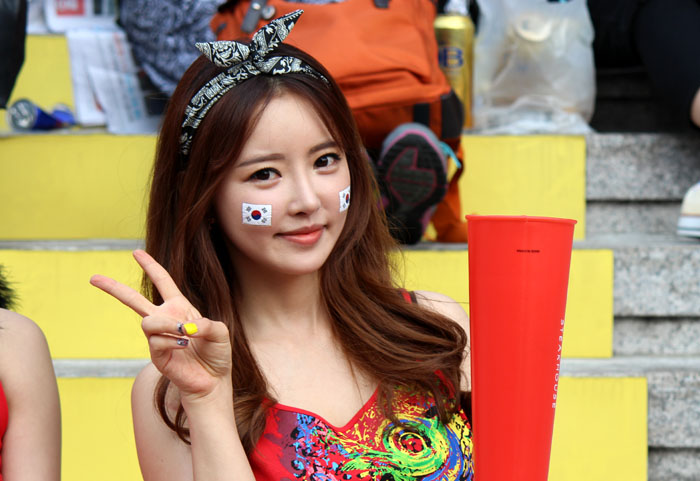 월드컵 미녀 응원단은 경기이상으로 관객들의 시선을 이끌었다.(사진 위택환)