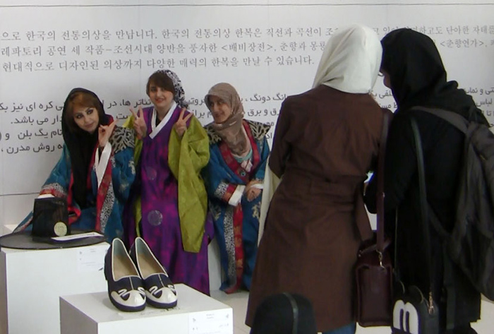 ‘한국과 이란, 문화로 하나되기’ 행사가 27일 이란의 수도 테헤란 밀라드타워에서 열린 가운데 한복을 입어 본 이란 소녀들이 사진을 찍으며 즐거워하고 있다.