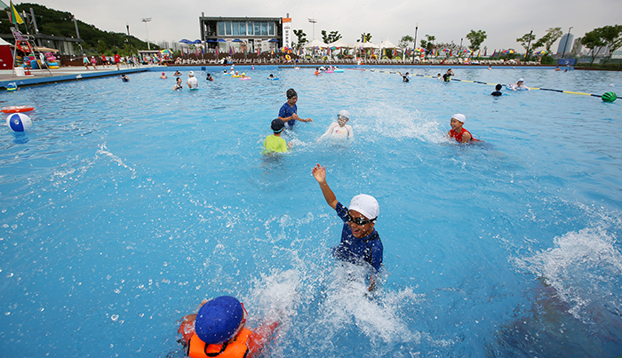 한강시민공원 여의도지구 야외수영장은 오전 9시에 개장해 오후 20시까지 문을 연다. 