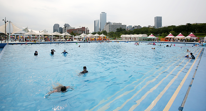 한강시민공원 여의도지구 야외수영장은 여의도에 들어서 빌딩과 함께 국회의사당을 바라보며 물놀이를 즐길 수 있다. 