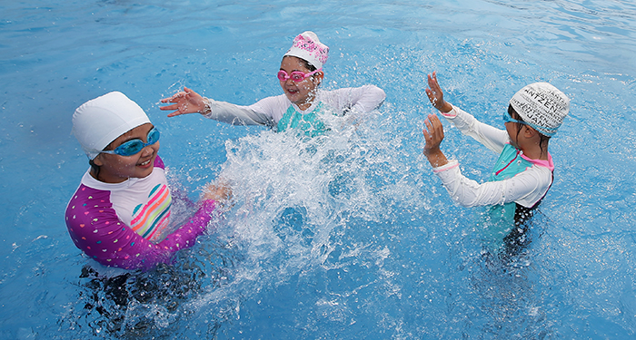 3일 한강시민공원 여의도지구 야외수영장을 어린이들이 무더위를 잊은 채 물장구를 치며 놀고 있다. 