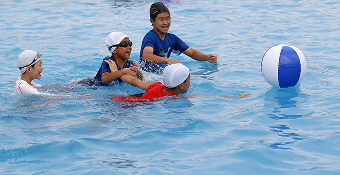 3일 한강시민공원 여의도지구 야외수영장을 찾은 어린이들이 물놀이를 즐기고 있다. 한강시민공원야외수영장에는 수상안전요원들이 배치되어 있으며 안전을 위해 매시간 15분간 휴식시간을 갖는다. 