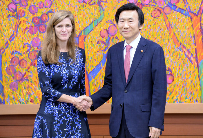 윤병세 외교부 장관(오른쪽)과 서맨사 파워(Samantha Power) 유엔 주재 미국대사가 10일 서울 외교부 청사에서 포즈를 취하고 있다. 윤 장관과 파워 대사는 북핵, 북한 인권 문제 개선을 위한 한•미간 긴밀한 공조 의지를 재확인했다.