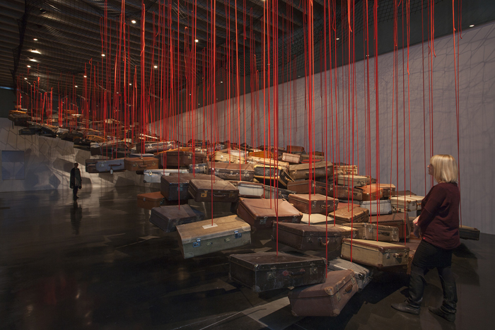 (위) 아니쉬 카푸어의 ‘무제’, (아래) 시오타 지하루의 ‘운명을 찾아서’ (사진: 부산비엔날레) 