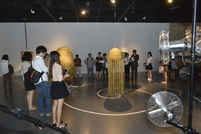 (위) 최원준의 ‘만수대 마스터클래스’. (아래) 양혜규의 ‘소리 나는 조각’ (사진: 서울시립미술관) 