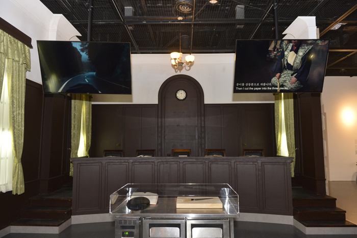 (위) 지난 1일 서울시립미술관에서 개막된 ‘2014 미디어시티서울’에서 열린 굿판. (아래) 일본작가 다무라 유이치로(田村 友 一郎) 의 ‘세와료리스즈키보초’(世話料理鱸包丁) 