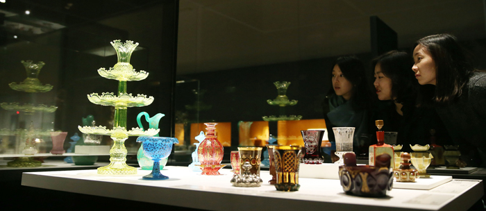 보헤미아에서 생산된 다양한 색상과 모양을 가진 유리 컵과 병들 