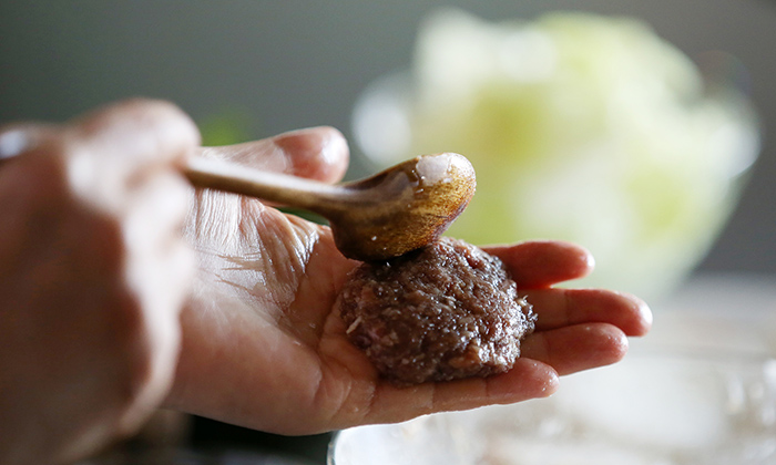 양념된 고기반죽을 한 입 크기의 동그란 모양으로 빚어 달궈진 팬에 중불에서 노릇하게 굽는다.