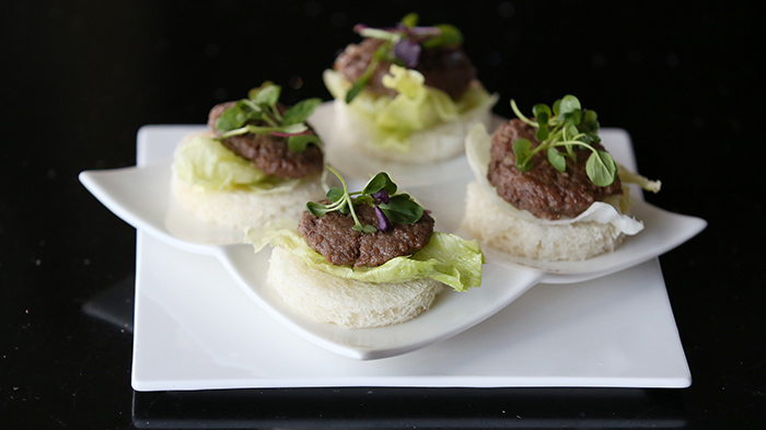 불고기를 빵 위에 올려 신선한 야채와 함께 맛볼 수 있는 ‘모던불고기’는 야외에서도 불고기를 편하게 즐길 수 있는 메뉴이다.