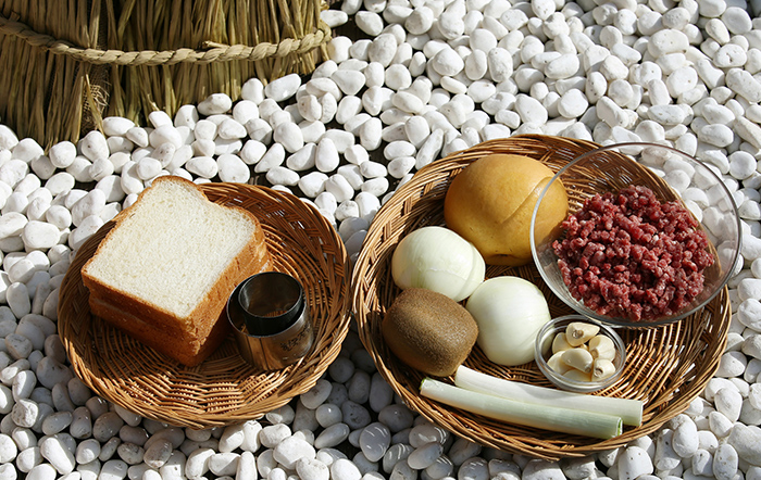 모던 불고기의 주 재료인 쇠고기 등심, 마늘, 배, 양파, 대파, 마늘, 식빵.