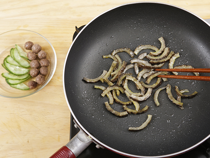 해삼은 중불에서 1분 정도 볶고 쇠고기 완자는 센불에서 1분 가량 굴려가며 익힌다.