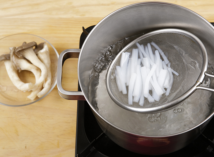 끓는 물이 담긴 냄비에 소금과 청포묵을 넣고 30초 정도 데친다. 느타리버섯도 1분 정도 데친 뒤 잘게 찢어 양념한다. 청포묵이 딱딱하게 굳었을 때는 끓는 물에 살짝 데쳐 사용한다.