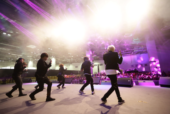 싱가포르에서 열린 'K-Pop ASEAN Festival 2014 커버댄스 경연대회'에서 각국의 참가자들이 화려한 공연을 펼치고 있다. 