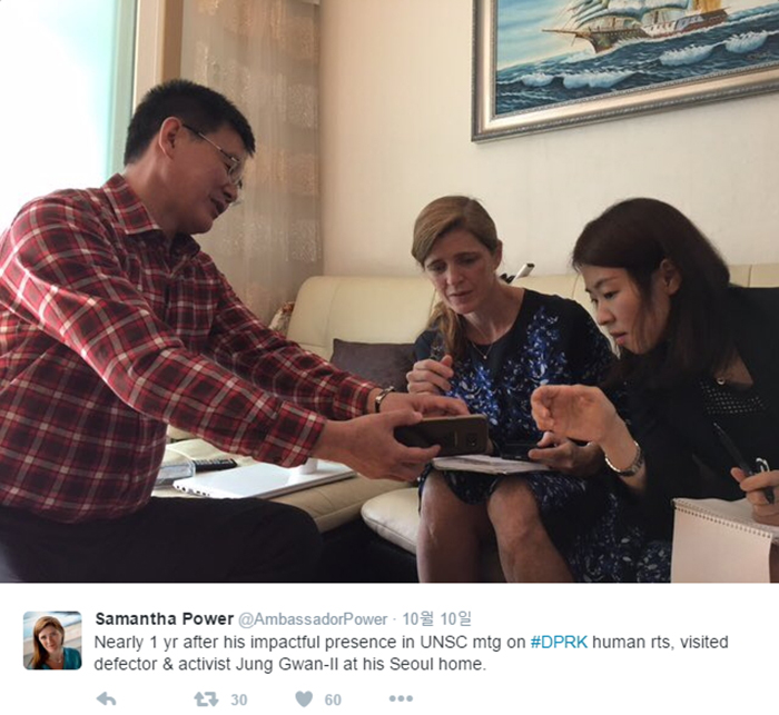 서맨사 파워 유엔주재 미국 대사(가운데)는 10일 북한 요덕 정치범수용소 출신이자 북한인권단체 ‘노체인’ 대표인 정광일씨의 자택을 방문했다. 파워 대사는 정씨를“북한에 민주주의 정보를 몰래 제공하고 있는 영웅적인 탈북자(heroic defector Jung Gwng-il who smuggles info on democracy into NK)”라고 자신의 트위터에 소개했다.