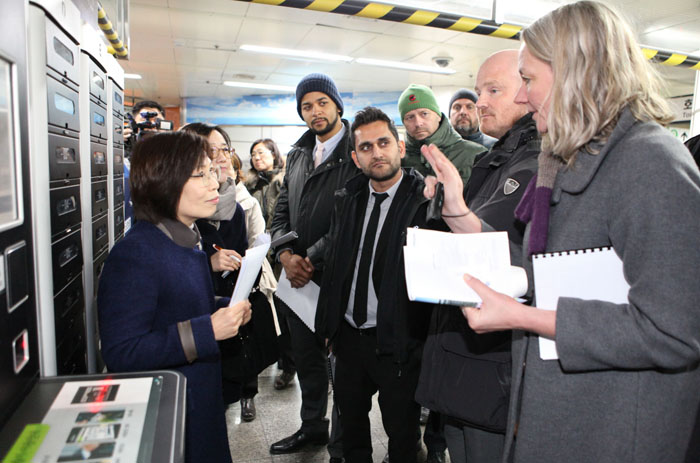 지난 9일 지하철 2호선 서울대입구역의 U-도서관 시스템을 견학하러 온 덴마크시찰단이 관악구 관계자로부터 설명을 듣고 있다. 