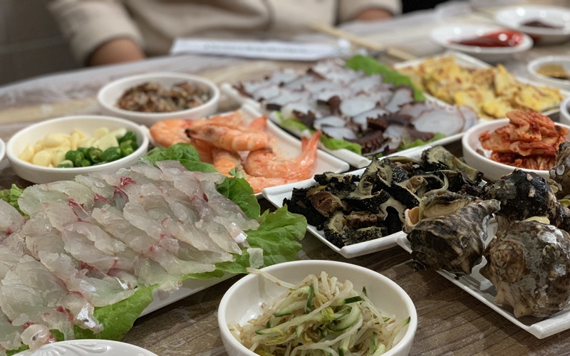 岛上民宿的餐馆大多十分美味，可以品尝到刚从岛上捕捞到的各种海鲜。韩宣网记者郑朱理 摄
