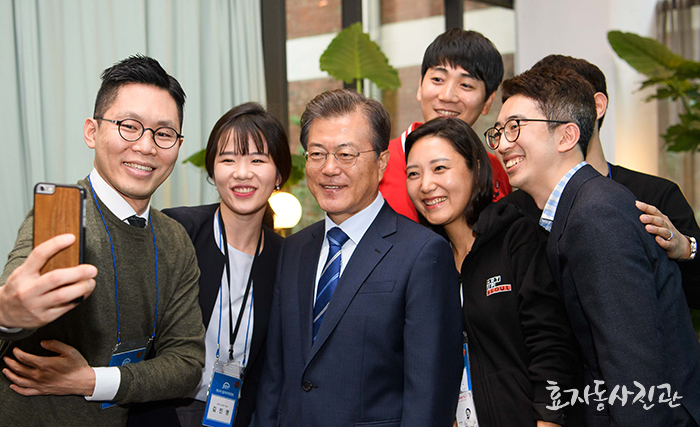 문재인 대통령(가운데)이 18일 서울 성동구의 사회적 그룹 헤이그라운드의 직원들과 기념 촬영을 하고 있다.