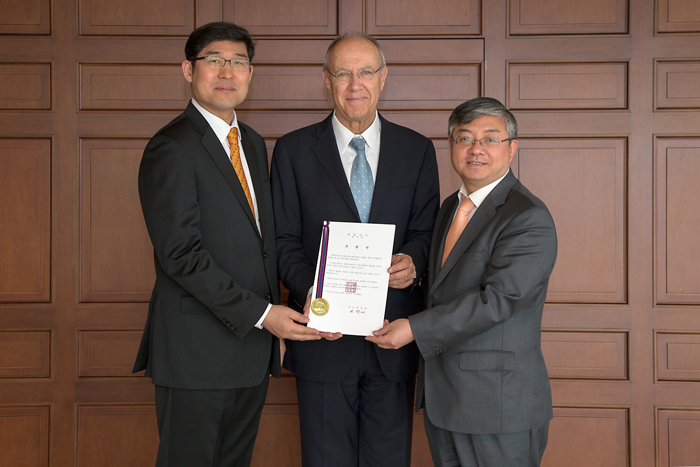 (왼쪽부터) 헤이그협정 가입서를 들어 보이고 있는 박성준 특허청 심사국장, 프란시스 거리 세계지식재산기구(WIPO) 사무총장, 유연철 주제네바 대표부 차석대사. (사진: 특허청) 